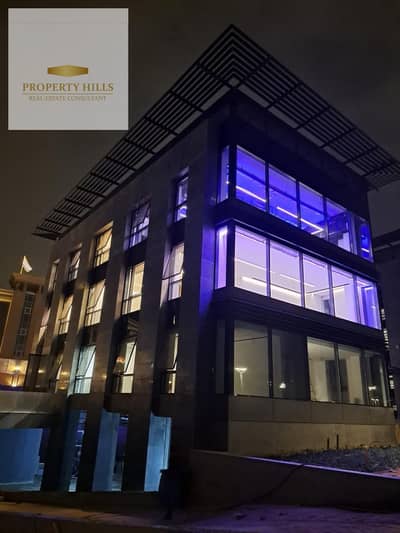 VIP Administrative Building, ready for immediate delivery, fully finished and fully furnished, with air conditioning, located in New Cairo near South Teseen Street, AUC, and Cairo Festival City.