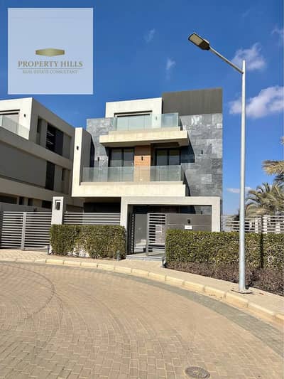 Corner villa in La Vista at the old price, ready for viewing. 4 BR, prime location, minutes from Hyde Park & Madinaty.
