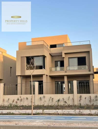 First time at Palm Hills New Cairo: Corner townhouse with 3% down payment & long installments. Own your dream home.