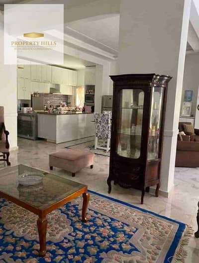 A fully finished villa in La Vista, first row on the sea, with a large garden and a spacious 320 sq m area, is available for less than the original price with a cash down payment and the rest in installments.