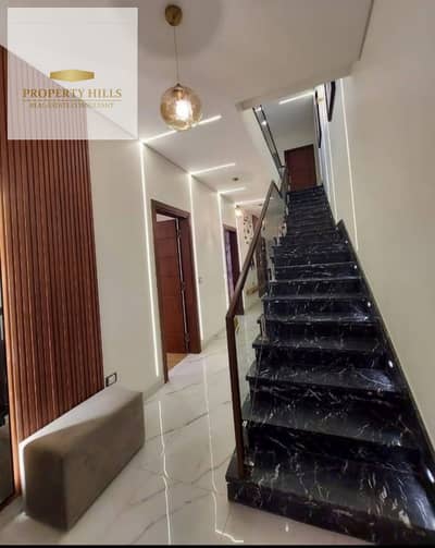 The last duplex with a private garden fully finished with air conditioning next to Mivida at an exceptional price you won’t find on the market.