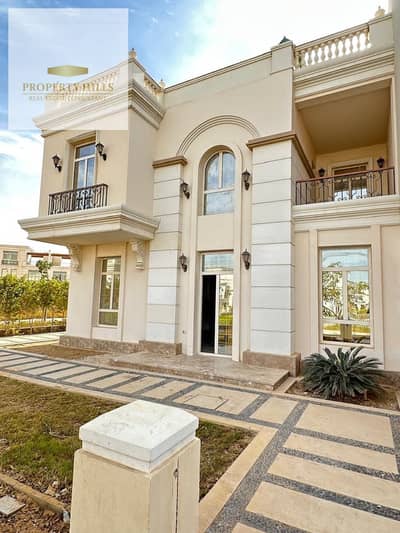 Villa immediate handover fully furnished with a very special cash discount of up to 30% you will receive it on the key under the management and maintenance of Hyde Park