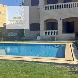 فيلا لقطه في امواج الساحل الشمالي صف اول علي البحر و معاها حمام سباحه خاص و الجاردن علي البحر مباشرة