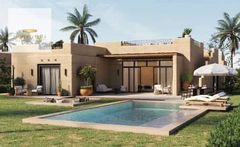 فيلا مستقله للبيع  قريب من البحر تشطيب كامل مع التكيفات فيو بانورامي خيالي بخصم 30 % والباقي اقساط في راس الحكمة الساحل الشمالي بالقرب من نايا باي