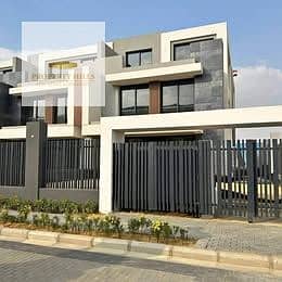 للبيع فيلا بقلب التجمع الخامس بالجولدن سكوير بكمبوند الباتيو تاون