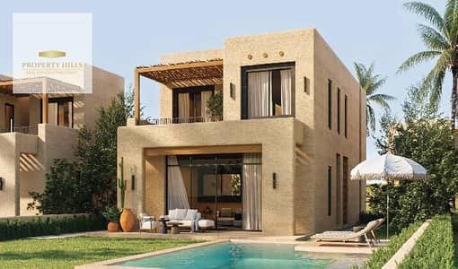 فيلا مستقله للبيع قريب من البحر تشطيب كامل مع التكيفات فيو بانورامي خيالي بخصم 30 % والباقي اقساط في راس الحكمة الساحل الشمالي بالقرب من نايا باي
