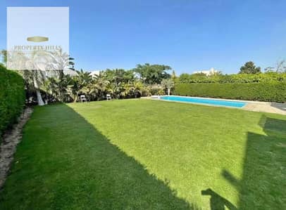 Villa for sale with a landscape view in Liann at the Fifth Settlement, immediate receipt, with an area of 326 meters excluding the garden and the roof. Only 30% is required for contracting, and the rest can be paid in installments.