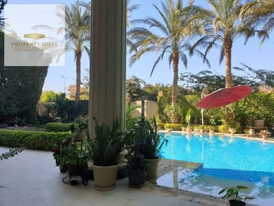 فيلا مستقله للبيع 334متر+جاردن في اميز لوكيشن بالتجمع الخامس بجوار الجامعه الامريكيه بمقدم 5%فقط و بڤيو لاند سكيب مفتوح