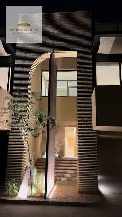 هسلمك فيلا لوكيشن مميز 10 دقائق للجامعه الامريكيه امام مدينتي قريبه من الرحاب عليها خصم كاش هتنزل لنص سعرها