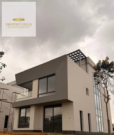Last villa for sale at the old price in the heart of the Fifth Settlement in the Eastshire compound, just minutes from the Fifth Settlement and next to Mivida.