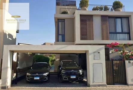 فيلا للبيع بالسعر القديم في كومباوند سوديك ايست مساحه مميزه سور بسور مع مدينتي