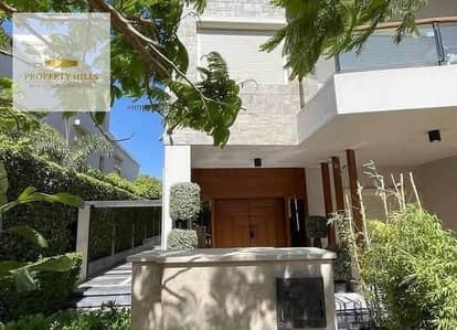 آخر فيلا استاندالون  للبيع بالسعر القديم في قلب التجمع الخامس قريب من جميع المحاور الرئيسيه ودقايق من الجامعه الامريكيه