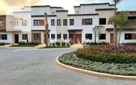تاون هاوس للبيع دقايق للجامعة الأمريكية AUC بخصم يصل إلى 50% - في آزار – التجمع الخامس