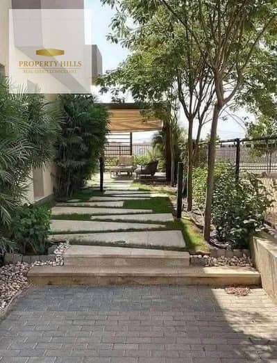 Last villa for sale at the old price in the heart of Fifth Settlement, delivery soon, minutes from the American University in Eastshire Compound
