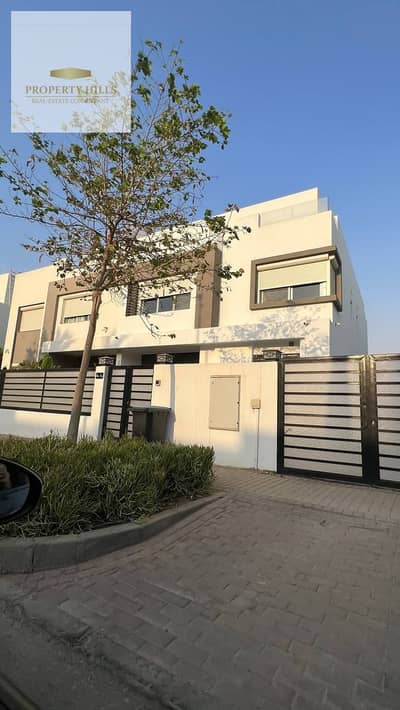 Own a corner villa in Hyde Park Central with complete privacy, spacious areas, and only 5% down payment for a limited time.