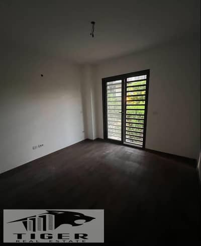 For rent, a ground law with a private garden of B8, an area of 89 meters + a private garden of 40 meters, divided into 2 bedrooms and 2 bathrooms, including a master bedroom. First residence next to services directly available for inspection.