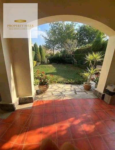 I'm selling the villa due to necessity; it's in a prime location directly on the Golden Line.