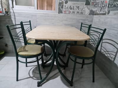 ترابيزة سفرة / مطبخ فورفورجيه + 4 كراسي (بحالة جيدة)