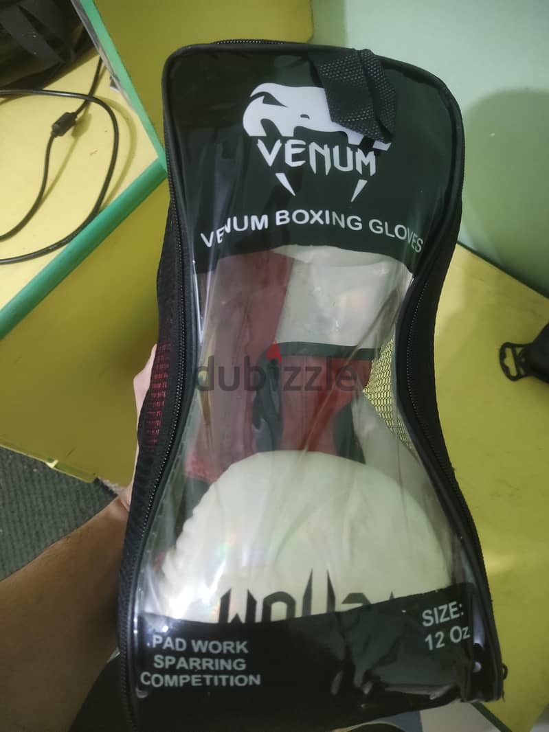 Venum gloves 1