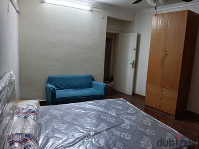للايجار المعادي الجديده غرفه بسرير في شقة مفروشة مع مهندس في الغرفه الثانيه ميدان الجزائر شارع النصر ويمكن إضافة سرير ثاني فى نفس الغرفة دور سادس اسانسير موقع راقي