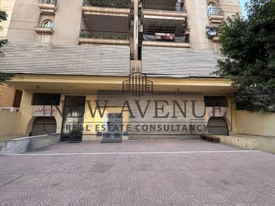 محلاستلام فوري بمساحة 1500 متر للأيجار برخصة تجاري في منطقة حيوية جدا في  مصر الجديدة