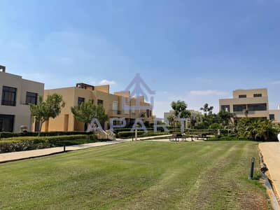أو ويست | فيلا دور واحد | موقع مميز جدًا | 5 غرف | أرض 843 متر | جاهزة للسكن | روف 315 متر