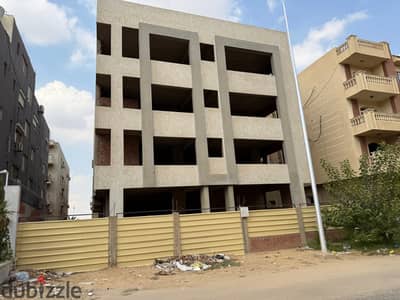 Building for sale in the American University housing, with a distinctive view and location, 700 meter land