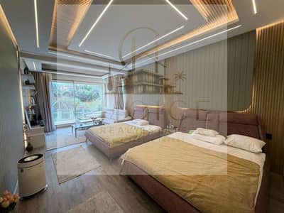فيلا فاخرة للبيع في جاردينيا سبرينغز | نصف مفروشة | نظام منزل ذكي | سعر أقل من الماركت | إطلالة على اللاجون | تكييف مركزي LG | مسبح خاص | مصعد داخلي