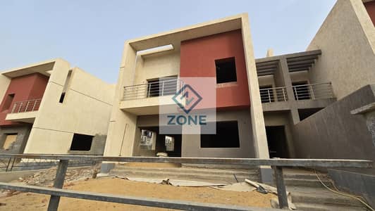 تاون هاوس للبيع في مدينتي بدون تشطيب اتجاه بحري بالقرب من الخدمات خالصه كاش