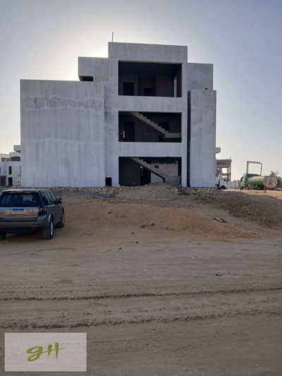 فيلا ستاند ألون بمساحة 484 متر + 530 متر أرض للبيع في Stei8ht – LMD | Grande Villas | لوكيشن مميز جدًا | 6 غرف نوم | 7 حمامات | 2 ليفينج روم | غرفة نا