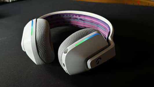 Logitechs G733 Wireless Gaming Headset – White (With box and cords)