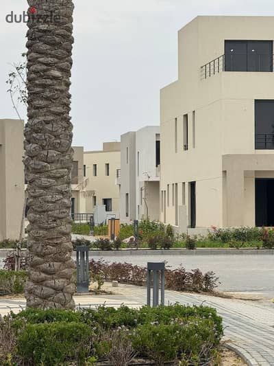  لو نفسك في Townhouse ومش عايز تضغط نفسك في السداد… الـ10 سنين ممكن تفرق معاك جدًا.