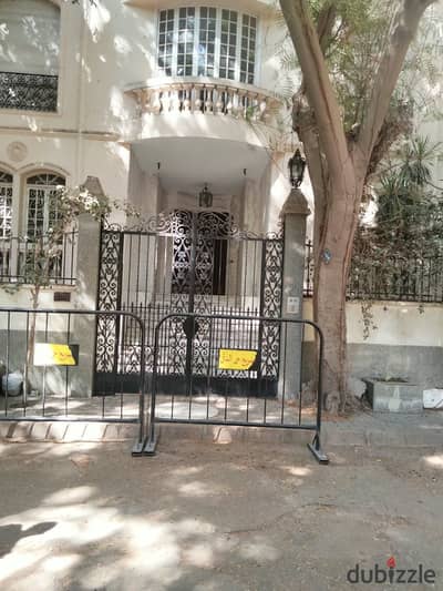 Independent villa with garden 3 floors elevator.