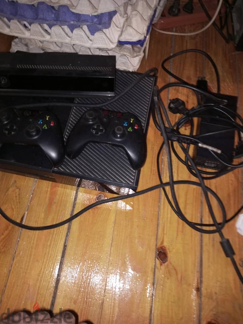 xbox one with kinect And 2 controllers 2