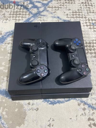 PS4 + 2 Controllers للبيع – حالة ممتازة