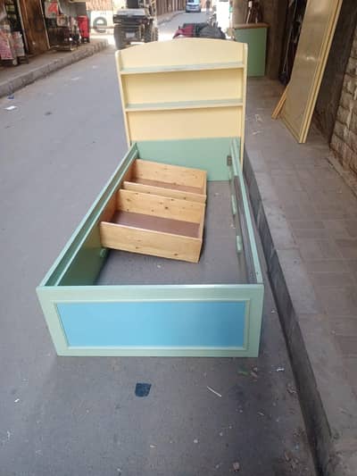 سرير اطفال بحالة ممتازة عرض متر