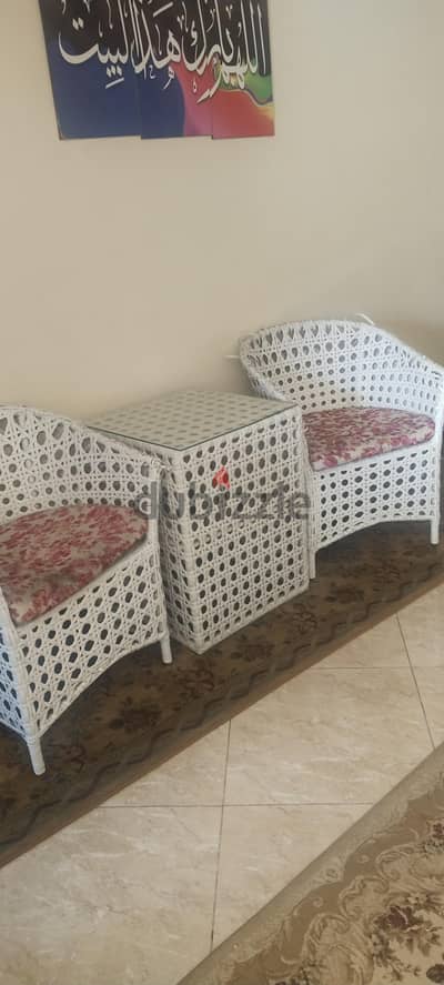 2 كرسيين راتان وترابيزة مستعملين وشلت للبيع