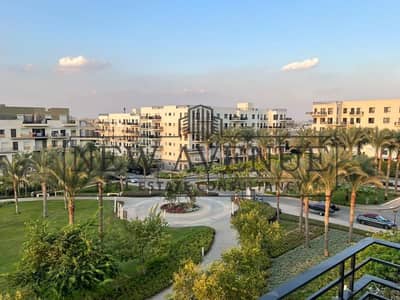 شقة متشطبه بالكامل سوبر لوكس بالمطبخ و التكيفات للبيع في إيست تاون سوديك Eastown New Cairo بحري في موقع متميز