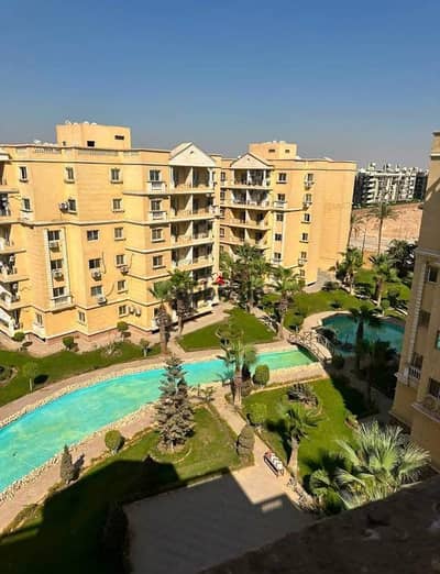 Townhouse available for immediate handover at 5.5 million EGP (maintenance fees included) in the Wahat Al-Rihana compound. It features an area of ​​160 sqm, comprising a ground floor, first floor, roof, garden, and a 40 sqm garage; the unit is currently i