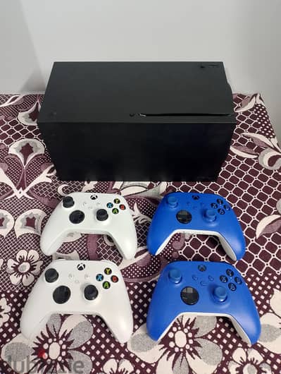 xbox series x with 4 controllers إكس بوكس سيريس اكس