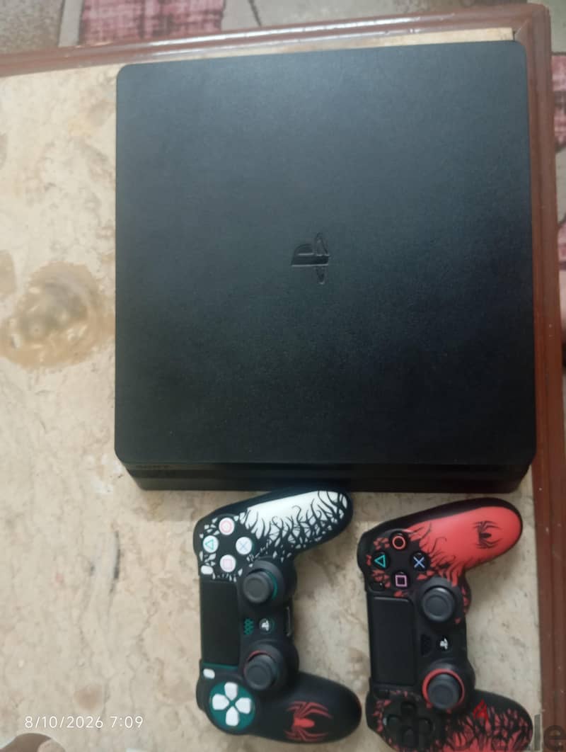 PlayStation 4Slim 1