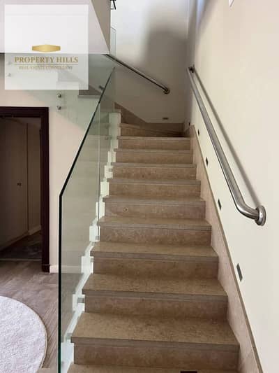 Less than its price, a 396-meter duplex ready for immediate sale in Villette Sodic with a view of the open sea.