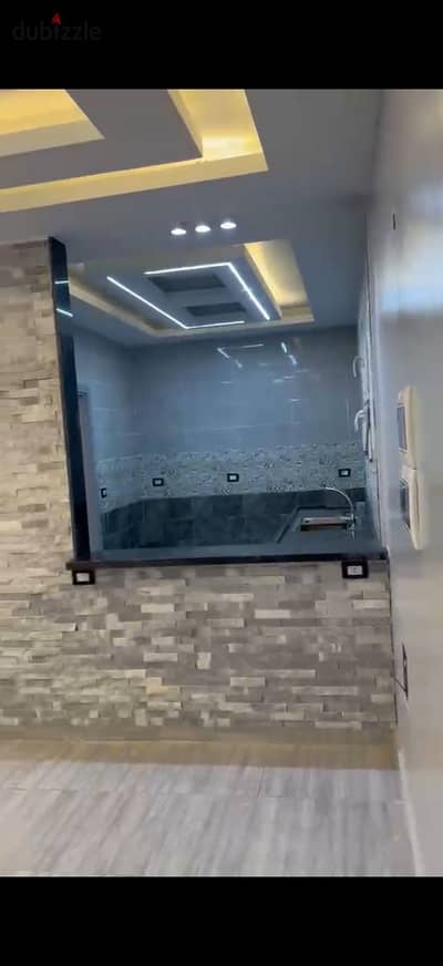 شقة للبيع زائد حصه في الجراج بحري في مدينه بدر ١٥٠ متر الترا سوبر لوكس اول بلكونه/ اسبوتات / ليد بروفايل / باب مصفح  بجانب مول مصر في منطقه المتميز عمارات ( متميز السويس )اول بلكونه ، قريبه جدا من الداون تاون  وبالقرب من جميع الخدمات الأساسية.