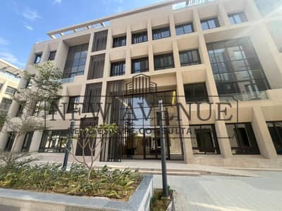 مكتب للبيع استلام فوري باقل مقدم  واقساط متساوية في ديسركت 5 التجمع District 5