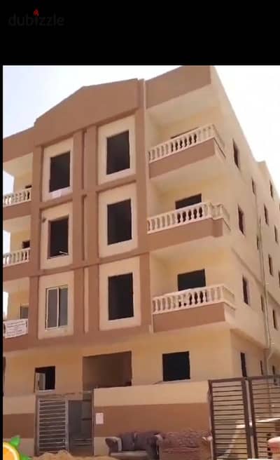 شقة بسعر لقطه للبيع في مدينه بدر ١٤٠متر/ عماره مسلمه جهاز /العدادات مدفوعه/ثالث بلكونه/ طوب احمر بجانب مول مصر في منطقه المتميز عمارات ( متميز السويس ) ، قريبه جدا من الداون تاون  وبالقرب من جميع الخدمات الأساسية.