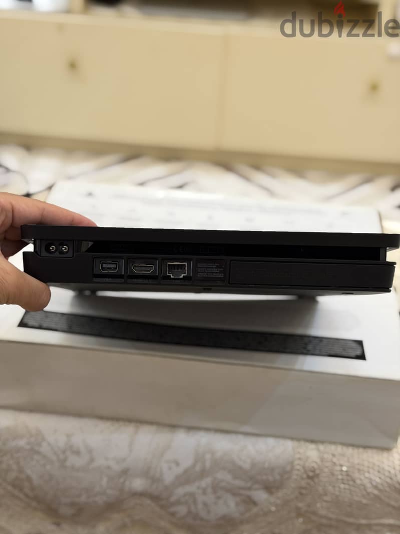 PS4 Slim 4