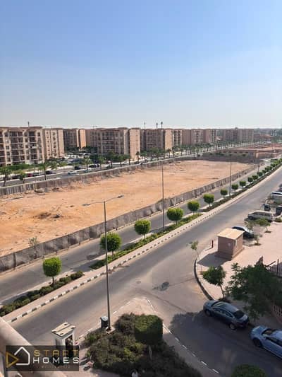 شقه مميزه جدا للبيع في مدينة الرحاب تجمع بين الهدوء و الراحه بتشطيبات خاصه وموقع مميز بالاضافه الي وجود جميع الخدمات لها