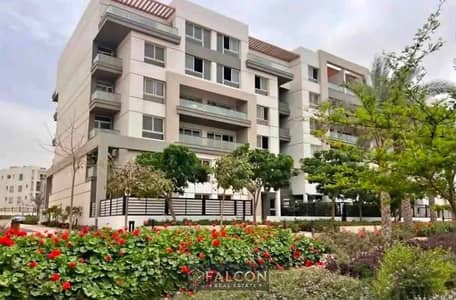 شقه للبيع في هايد بارك ( 150م , كـورنر  Garden View ) بمقدم 500 الف + قسط 10 سنوات , دقايق من ال AUC و كمبوند ميفيدا و العاصمه الاداريه Hyde Park
