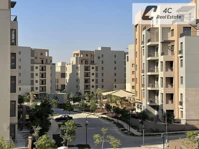 For quick sale: 210m² apartment with terrace in District 5, New Cairo, open view, excellent layout, ready for viewing. Installments remaining.