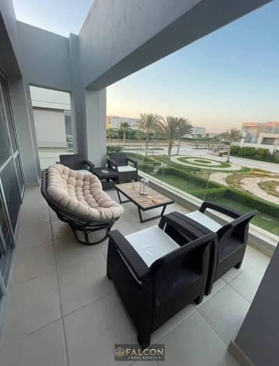 بفيو مفتوح علي landscape فيلا standalone مميزه للبيع بالتقسيط في الباتيو تاون patio town التجمع امام الجامعة الامريكية دقائق من ميفيدا و هايد بارك
